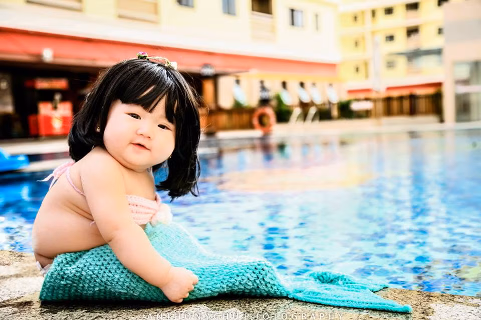 Bằng sự dễ thương, mũm mĩm của mình mà bộ ảnh tiểu tiên cá của bé Táo đã thu hút được rất nhiều sự chú ý của cư dân mạng.
