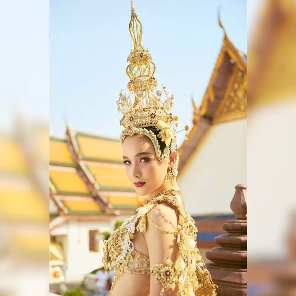 Sở hữu gương mặt sắc sảo với những đường nét đẹp không có chỗ chê cùng những đường cong nóng bỏng, 3 vòng tiêu chuẩn, Jiratchaya Sirimongkolnawin đã vượt qua 26 người đẹp chuyển giới đến từ các quốc gia trên thế giới để đội lên đầu chiếc vương miện trở thành tân Hoa hậu chuyển giới quốc tế.