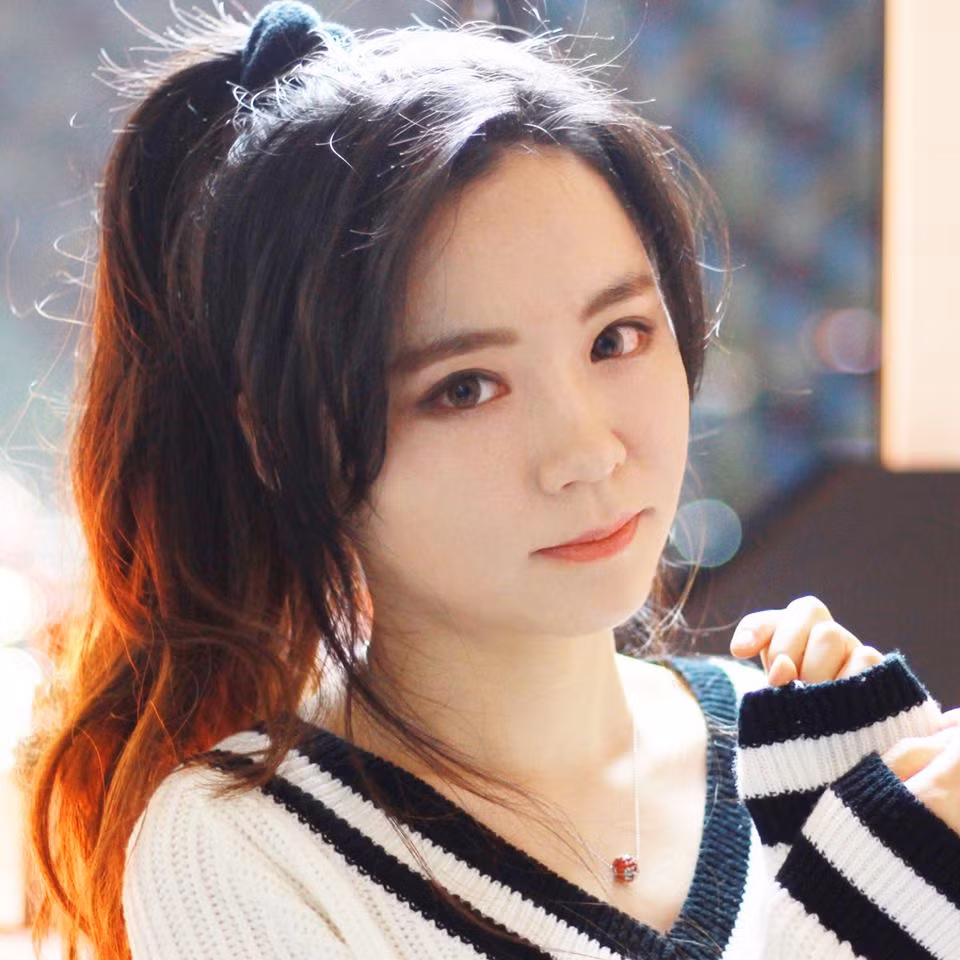 Mới đây, mỹ nữ Hàn Quốc này lại một lần nữa khiến cộng đồng mạng phải nghiêng ngả vì mình khi tung bản cover ca khúc "Shape Of You" của nam ca sĩ Ed Sheeran.