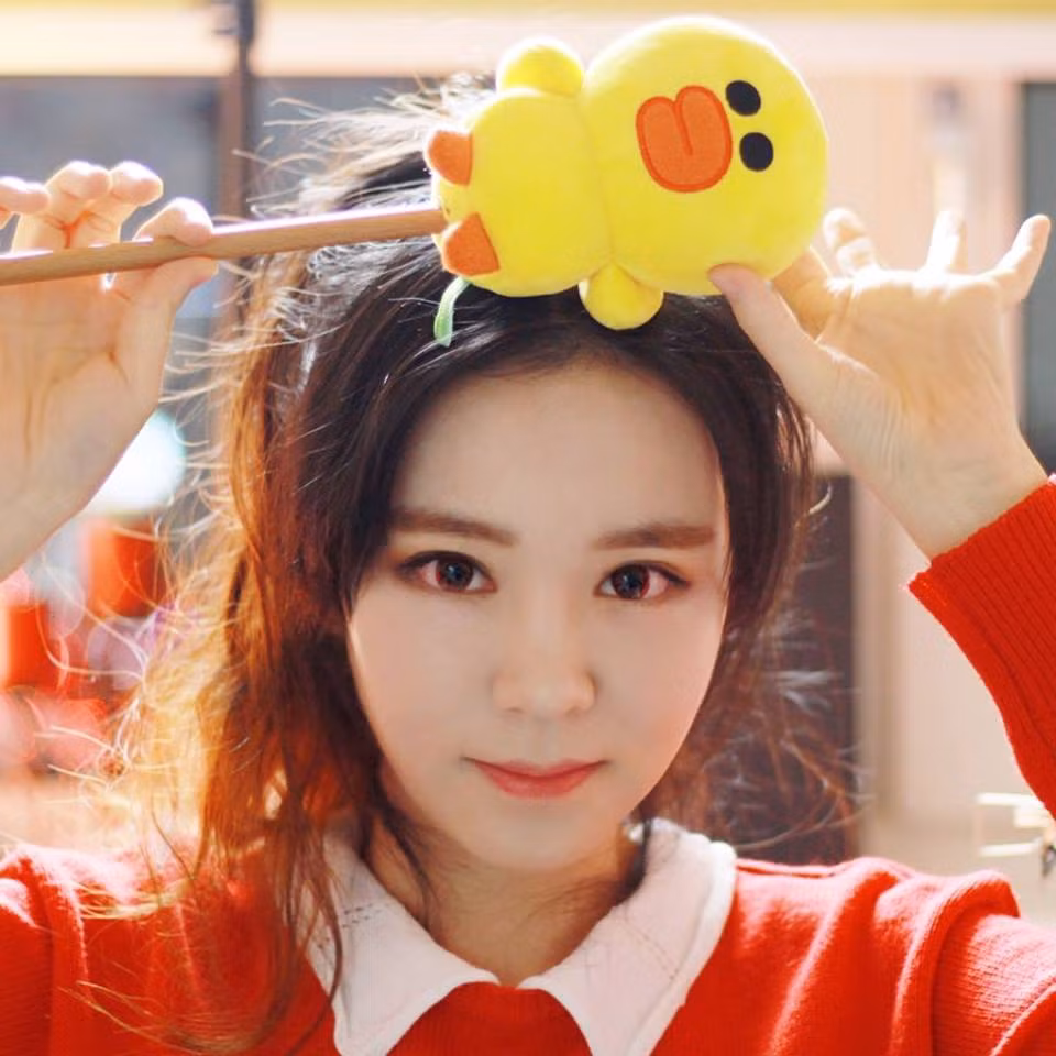 J.Fla đến từ Hàn Quốc, cô nàng sở hữu ngoại hình ưa nhìn với làn da trắng ngần, thân hình thon gọn, khuôn mặt đẹp và đặc biệt là đôi mắt rất có hồn. Theo nhiều cư dân mạng nhận xét, ở góc chụp nghiêng mỹ nữ xứ Kim Chi này toát lên vẻ đẹp thật "phi thường".