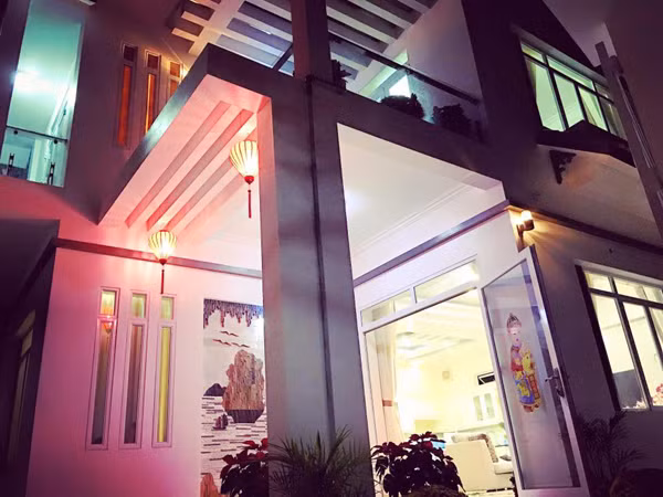 Nhà gồm 2 tầng, có thiết kế hiện đại, bắt mắt với màu trắng là chủ đạo. Gia đình Phạm Hương hoàn thiện nhà mới vào tháng 10/2015 trên nền đất ngôi nhà cũ.