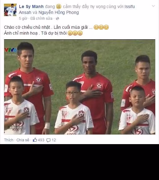 Còn cầu thủ Sỹ Mạnh của CLB Hải Phòng thì đăng tấm hình anh chào cờ và kèm theo dòng chia sẻ khá hóm hỉnh: "Chào cờ chiều chủ nhật. Lần cuối cùng của mùa giải. Ảnh chỉ mang tính minh họa, còn tôi ngồi dự bị".