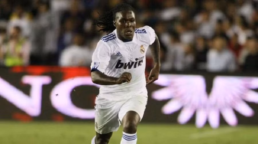 Royston Drenthe gia nhập Real Madrid năm 2007, cùng với người đồng hương Wesley Sneijder. Tiền vệ người Hà Lan có màn ra mắt ở trận gặp Sevilla, trận đấu mà anh đã ghi bàn từ khoảng cách gần 40m. Cầu thủ người Hà Lan này thi đấu dần mờ nhạt vào ngay sau khi gia nhập Real Madrid và mất vị trí hậu vệ trái vào tay của Marcelo. Chính áp lực khổng lồ của Real Madrid khiến Drenthe không thể tỏa sáng.