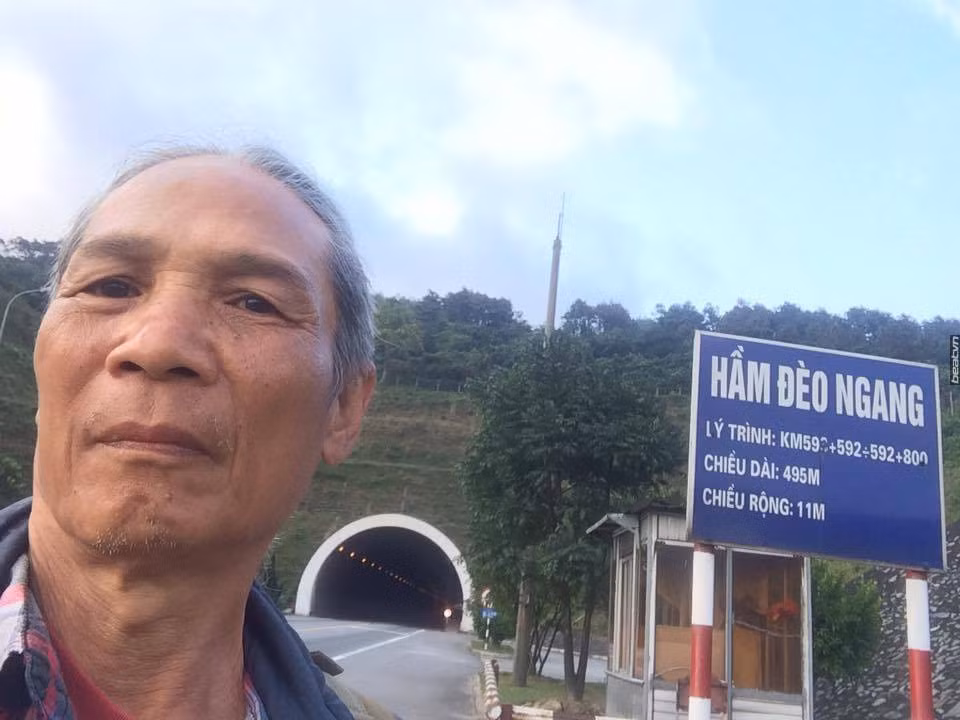 Bắt đầu hành trình với ý chí "thử gân" xem sức khỏe của mình đã yếu thật chưa hay chỉ là do sống thành thị quá nhiều trở nên ì người, người đàn ông đến từ Hà Nội đã thực hiện hành trình của mình. Chia sẻ với PV Kiến Thức, Bác Công nói: "Lý do thử sức với hành trình của mình đó là đo xem giới hạn tuổi già của bản thân đã tới đâu. Tuổi già có làm nổi điều không tưởng không? Thêm vào đó, thấy các bạn bè, anh em cùng tuổi đổ bệnh khá nhiều và ra đi tuổi này nên mình muốn giải đáp thắc mắc của mình đó là ở tuổi này chỉ vật vờ ở nhà chờ chết sao?”.