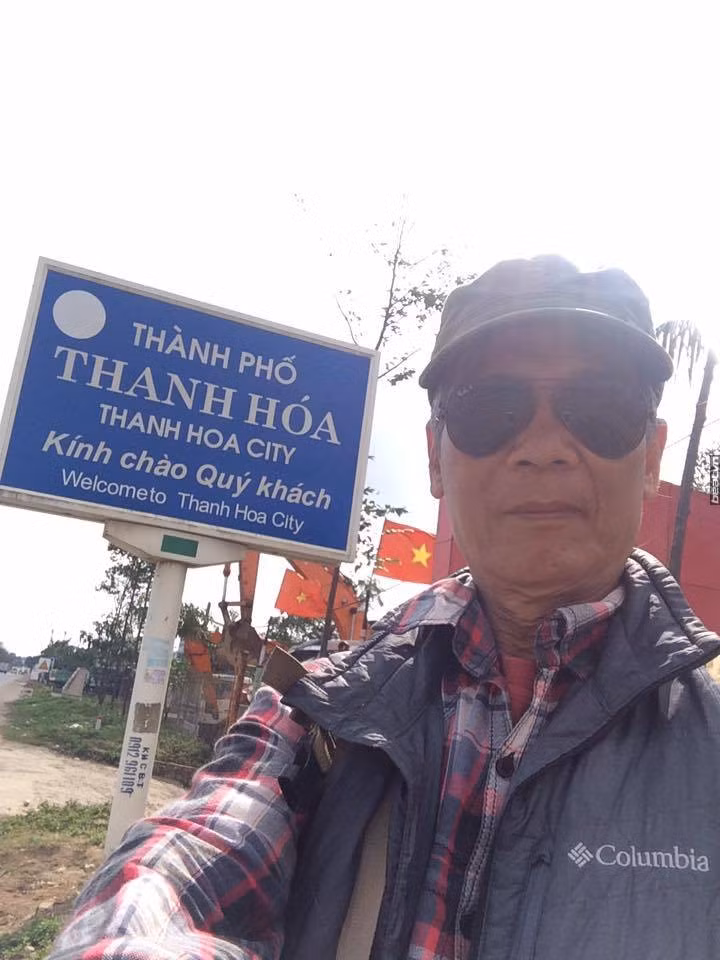 Theo chia sẻ của bác Ngọc Công, hành trình xuyên Việt của bác thường dọc theo con đường huyết mạch của giao thông Bắc – Nam là 1A và thi thoảng bác đi theo chỉ dẫn của Google thông qua chiếc smartphone trên tay để thực hiện cung đường phượt bằng cách đi bộ của mình.