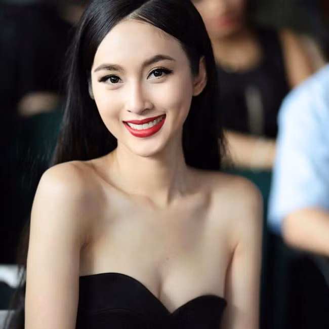 Nong Poy là mỹ nữ chuyển giới số 1 Thái Lan tính đến thời điểm hiện tại, cô nàng này còn được nhiều người biết đến hơn khi chính là người trao vương miện Hoa hậu chuyển giới 2018 vừa qua cho Hương Giang Idol của Việt Nam.