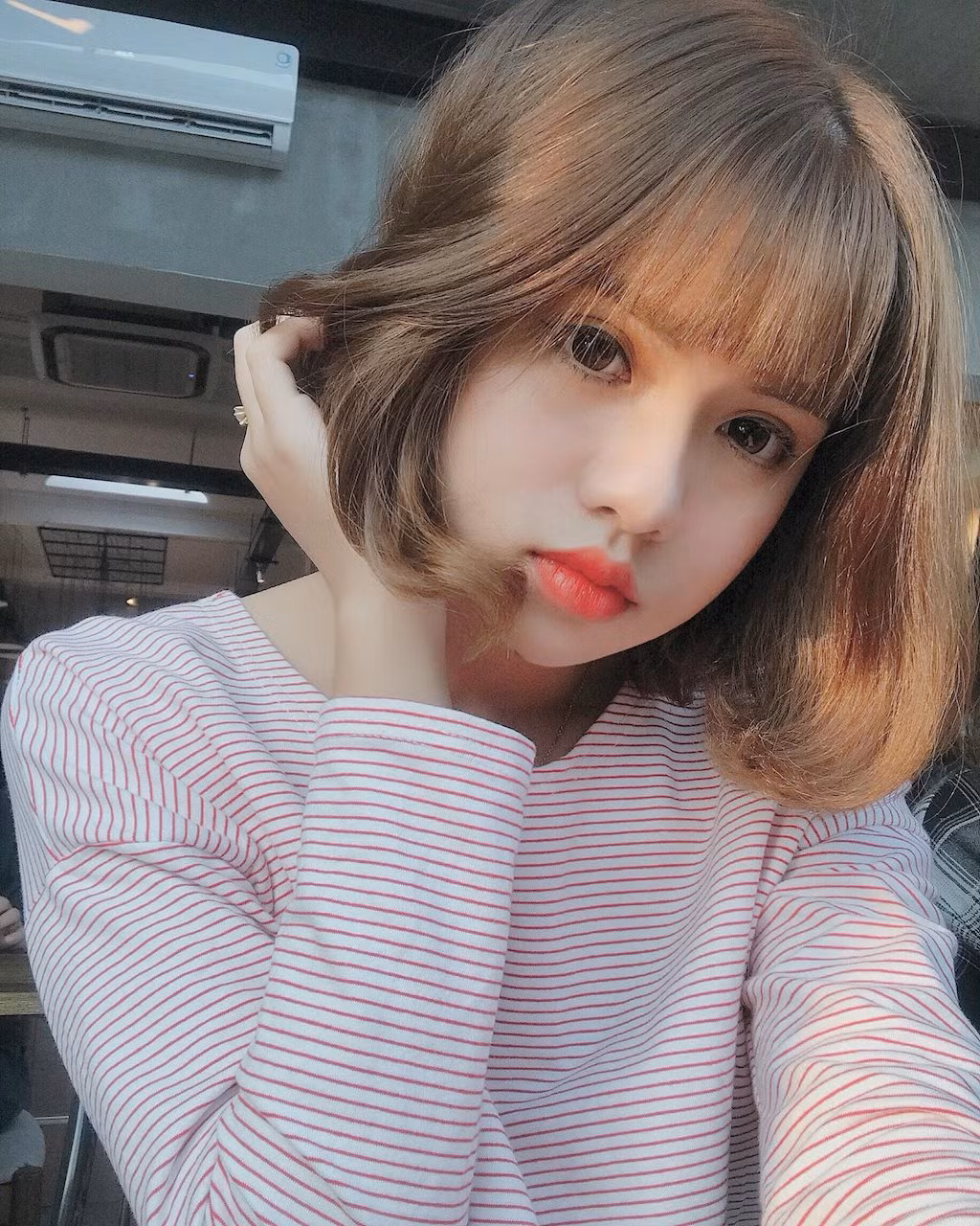 Không đơn giản mà nhiều người nhắc tới Khánh Huyền là bản sao đích thực của Miu Lê, cô bạn này sở hữu gương mặt bầu bĩnh, đôi môi căng mọng và đôi mắt to long lanh cực giống với cô ca sĩ sinh năm 1991 có tên thật là Lê Ánh Nhật.