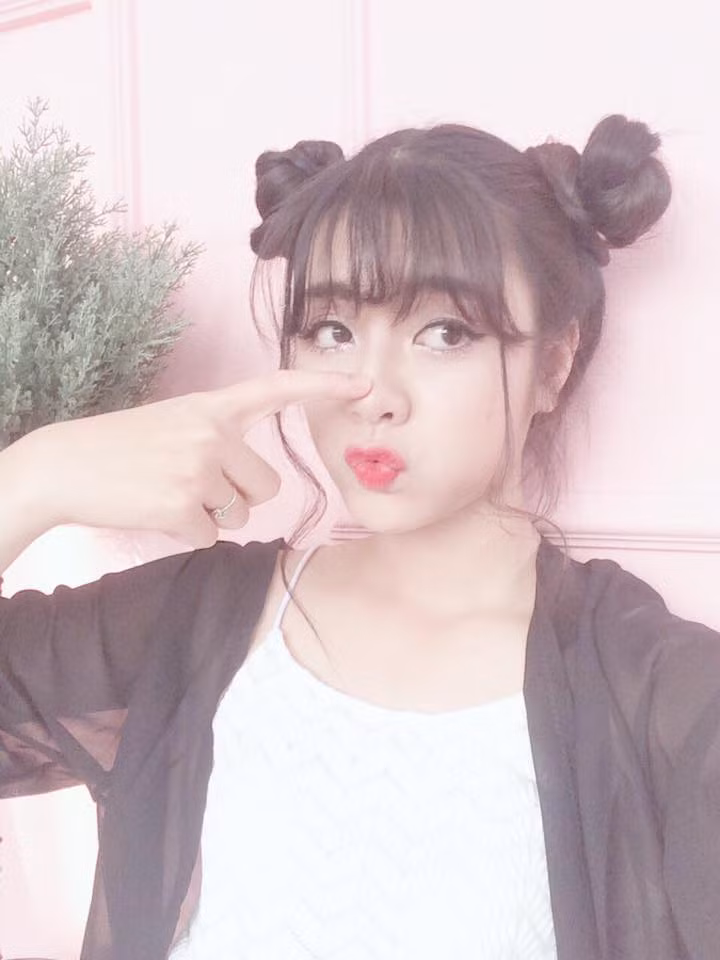 Tuy nhiên nhắc đến Phan Thu Hà, đặc điểm khiến nhiều người nhớ tới nhất đó là gương mặt lai Tây của cô với sống mũi cao, đôi mắt to tròn và gương mặt V-line thời thượng.