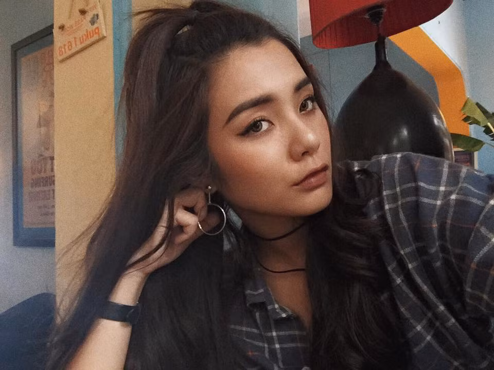 Sau khi xuất hiện ít giây trong MV "Sau Tất Cả" từng làm mưa làm gió trên mạng xã hội, cô gái xinh đẹp sở hữu khuôn mặt có nhiều nét lai Tây này đang được rất nhiều bạn trẻ chú ý và tìm kiếm thông tin trong thời gian gần đây.