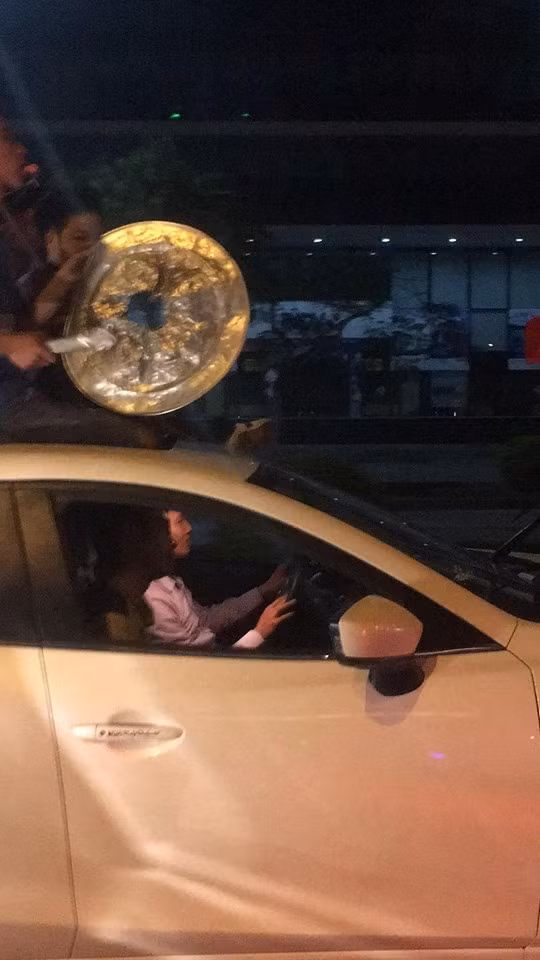 Màn ăn mừng của các CĐV dành cho chiến tích của đội tuyển U23 Việt Nam không thể thiếu đi những dụng cụ dẫn nhịp khuấy đảo phong trào như trống, cờ, kèn mà đó còn là cả nồi, nắp vung, và chảo.