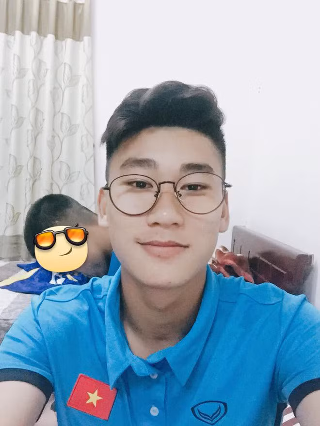 Mạnh Dũng đã nhiều lần được góp mặt trong tuyển trẻ quốc gia tham dự các giải đấu quốc tế. Năm ngoái, anh chàng còn xuất sắc giành danh hiệu Vua phá lưới tại VCK U17 Quốc gia - Cúp Thái Sơn Nam 2017.
