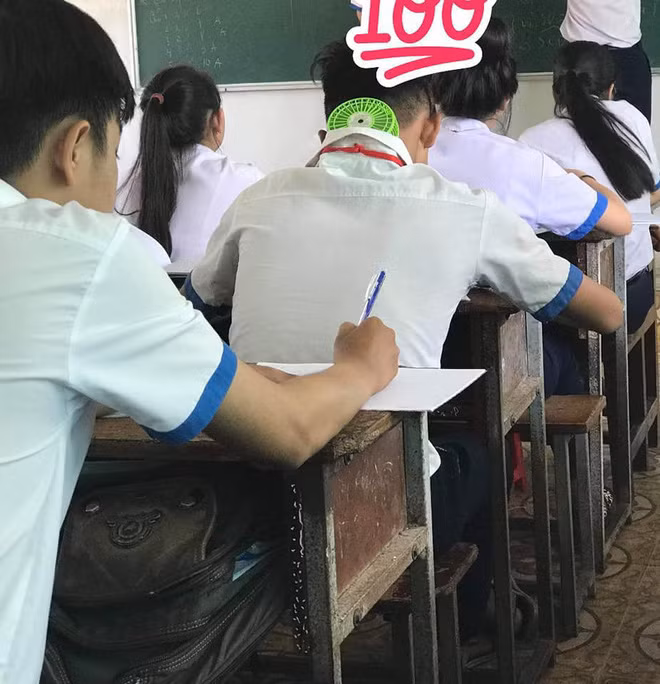 Khi cái những cái quạt không thể đủ sức tải với lớp học 40 người thì giải pháp tốt nhất đó là tự giải nhiệt bằng những chiếc quạt mini.