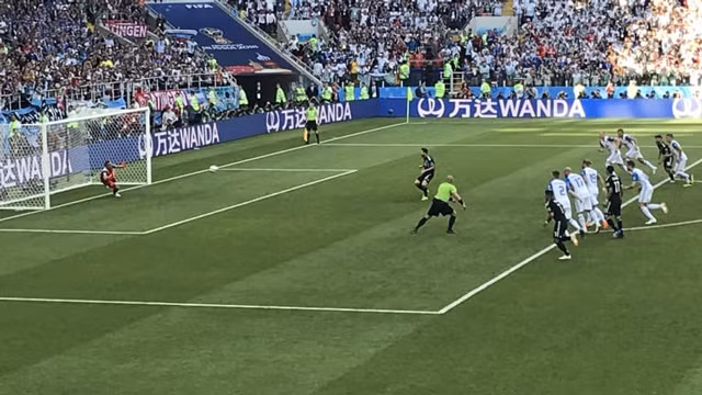 Messi da hong penalty, Argentina bi Iceland cam hoa-Hinh-2