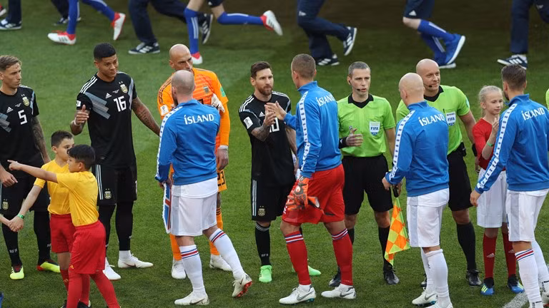 Messi da hong penalty, Argentina bi Iceland cam hoa-Hinh-10