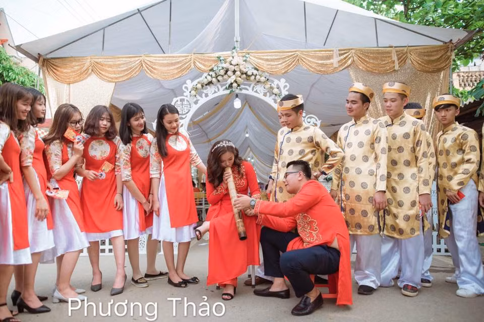 Ở một chiều hướng khác, một số dân mạng cho rằng chuyện này khá bình thường, ai chẳng có một thói quen và việc hút thuốc lào trong đám cưới cũng vậy. Nó chẳng đáng để bàn tán xôn xao như hiện tại.