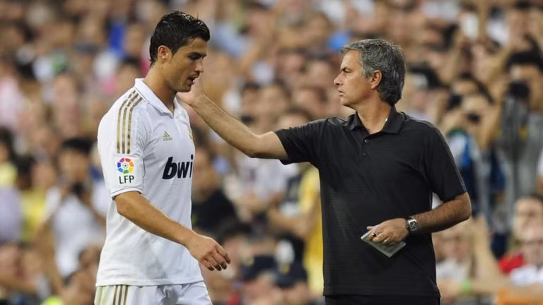 Theo Diario Gol, HLV Jose Mourinho đã sẵn sàng gạt bỏ những xích mích trong quá khứ để đưa Cris Ronaldo trở về sân Old Trafford. Ảnh: Diario Gol