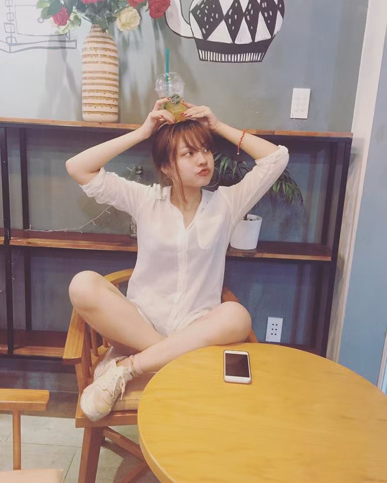 Dễ thương, khá quậy là điều mà nhiều bạn bè của Bảo Ngọc đã nói về cô nàng 9X này trên trang cá nhân.