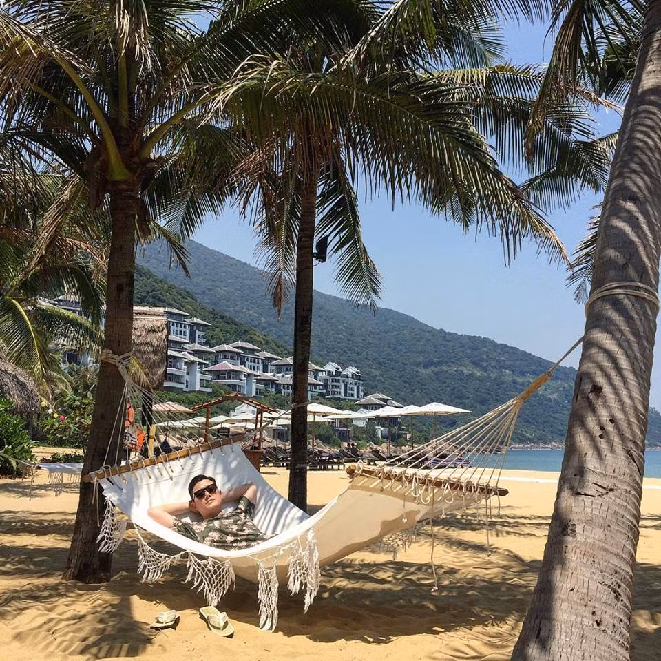 Nằm trên một bãi biển tách biệt với làn nước xanh trong veo và những rạn san hô tuyệt đẹp đến với khu resort sang chảnh Intercontinental, du khách có thể thoải mái lặn ngụp khám phá. Còn bờ biển cát vàng đầy nắng ấm là nơi thích hợp để cùng mọi người tham gia các trò chơi, hoạt động tập thể trên bờ.