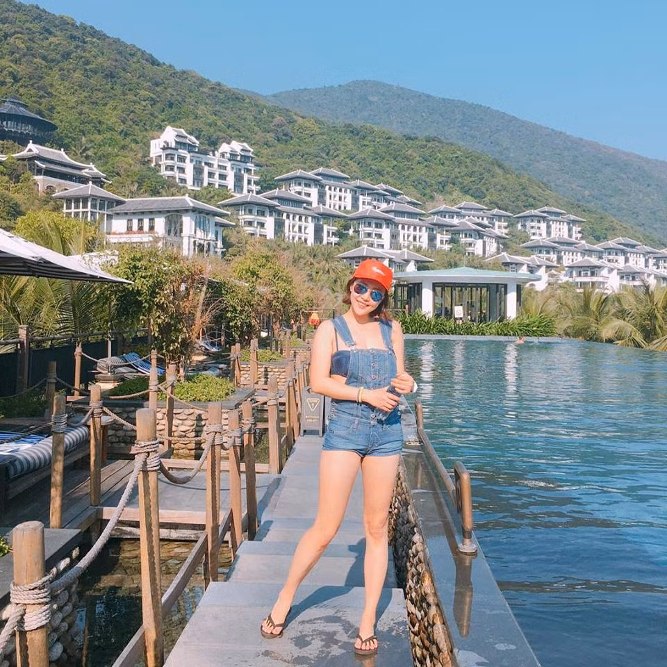 Ngoài khu vực hồ bơi thông thường, bạn có thể bơi tới gần cuối bể và có một lối nhỏ dẫn tới khu bơi nước rất mạnh và cảnh cực đẹp. Đặc biệt bên cạnh khu cạnh hồ bơi, rất nhiều các bạn trẻ và cả các anh, chị lớn tuổi cũng thi nhau chụp hình vì đây có thể là một trong những góc chụp ảnh đẹp nhất của khu nghỉ dưỡng.