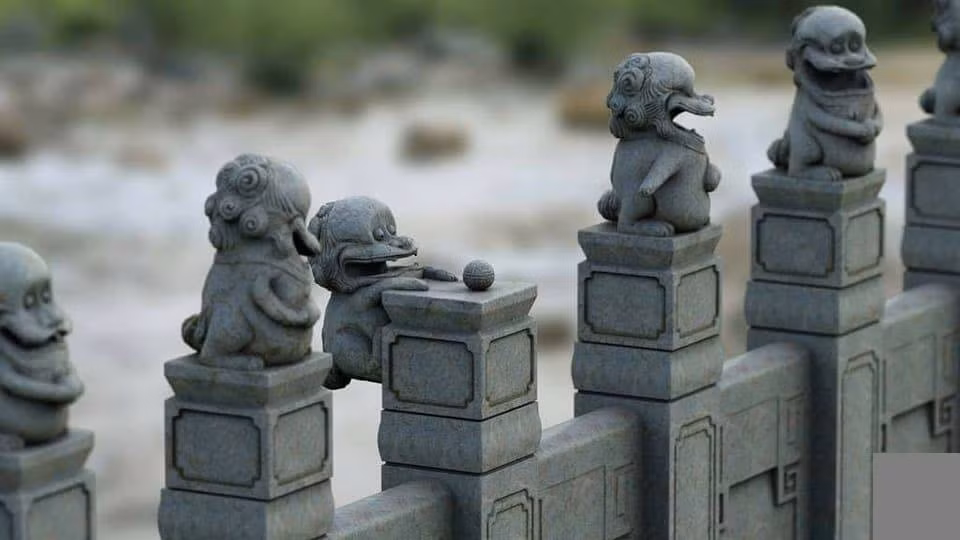 Chẳng còn dáng vẻ uy nghi như khi đứng trước nhà, giàn sư tử đá trên mang dáng vẻ mới lạ với những động tác vô cùng ngộ nghĩnh.
