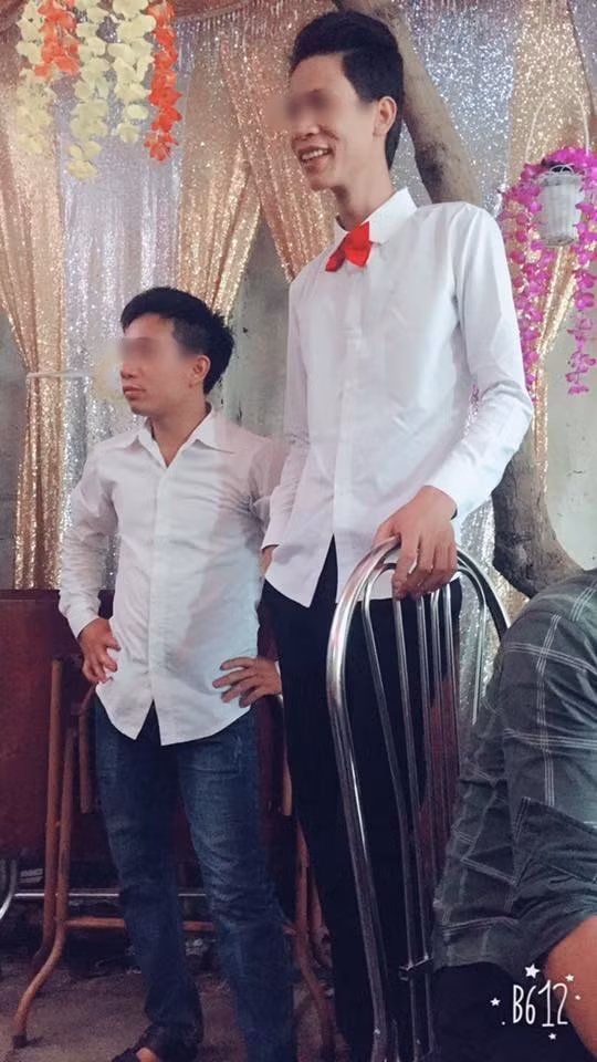 Bên cạnh đó thì cũng không ít người thắc mắc rằng với hai chàng trai này thì đội hình bê tráp phải sắp xếp làm sao cho phù hợp. Chắc hẳn bên nhà gái, cô nào đỡ tráp của chàng "cao kều" này cũng thấy khá tủi thân.