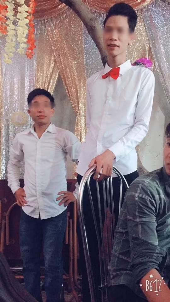 Bức ảnh sau khi chia sẻ đã nhanh chóng nhận được hàng ngàn lượt tương tác từ cư dân mạng. Mọi người đều tỏ ra vô cùng thích thú trước hình ảnh đối lập của hai anh chàng trong đội bê tráp bá đạo trên mạng xã hội. Một dân mạng hài hước bình luận rằng: "Trông cứ như cột đèn với máy nước ấy các ông nhỉ. Trong vui mắt phết, nhưng sao gia chủ khéo chọn vậy, cho ông thấp nhất đứng cạnh ông cao nhất bao giờ".