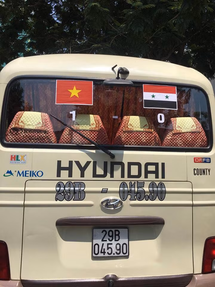 "Đi bão" bằng siêu xe hay xế hộp ư! xưa rồi giờ phải "đi bão" có tổ chức đó là dùng xe buýt, xe khách.