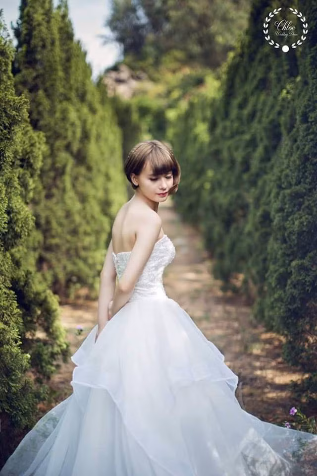 Sở hữu làn da trắng trẻo, gương mặt bầu bĩnh, đôi mắt đen to tròn, mái tóc vàng óng, nụ cười duyên cùng chiều cao vô cùng lí tưởng, tất cả đã mang tới cho bông hồng lai xứ Ba Lan rất nhiều lời mời làm người mẫu ảnh cho các nhiếp ảnh gia nổi tiếng tại Việt Nam.