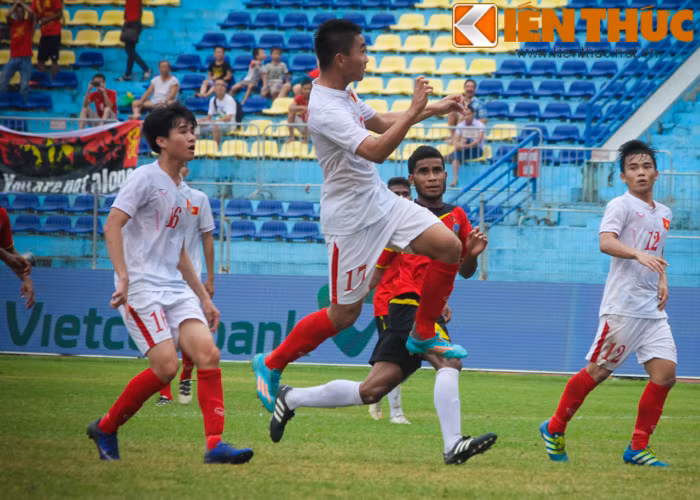 Do điều kiện sân trơn, bóng ướt các cầu thủ của cả Việt Nam và Đông Timor liên tục sử dụng những pha bóng dài để giải quyết tình huống nguy hiểm trước khung thành.