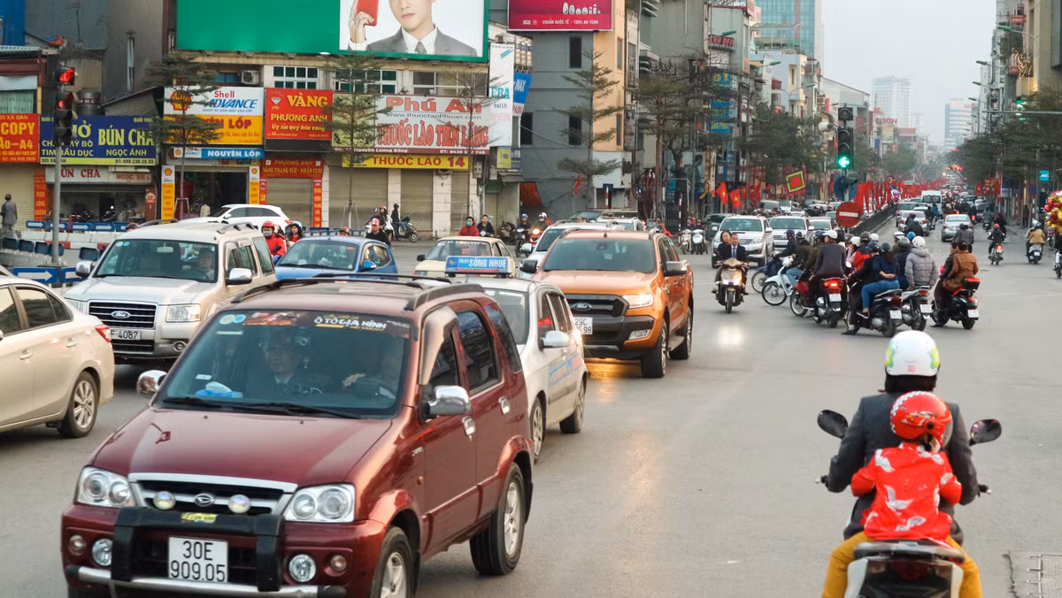 Cảnh ùn tắc giao thông là điều không xa lạ gì với người dân Hà Nội những ngày thường.