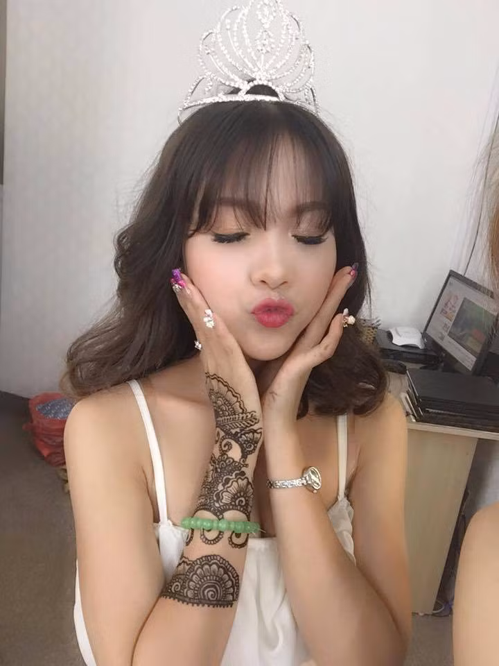 Nguyễn Quỳnh Anh sinh năm 1997 tại Hà Nội. Cô nàng này đang là sinh viên của trường Cao đẳng Bách Khoa. Quỳnh Anh biết đến nghệ thuật xăm henna từ năm 2012 khi nó mới du nhập vào Việt Nam.