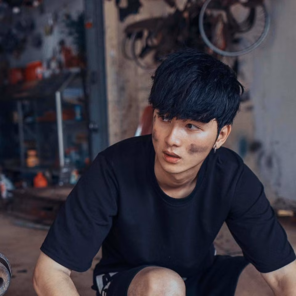 Trang cá nhân của Ngọc Anh hiện đang có gần 40.000 người theo dõi và con số này tiếp tục tăng lên vì loạt ảnh trai đẹp sửa xe lạ lùng của anh.