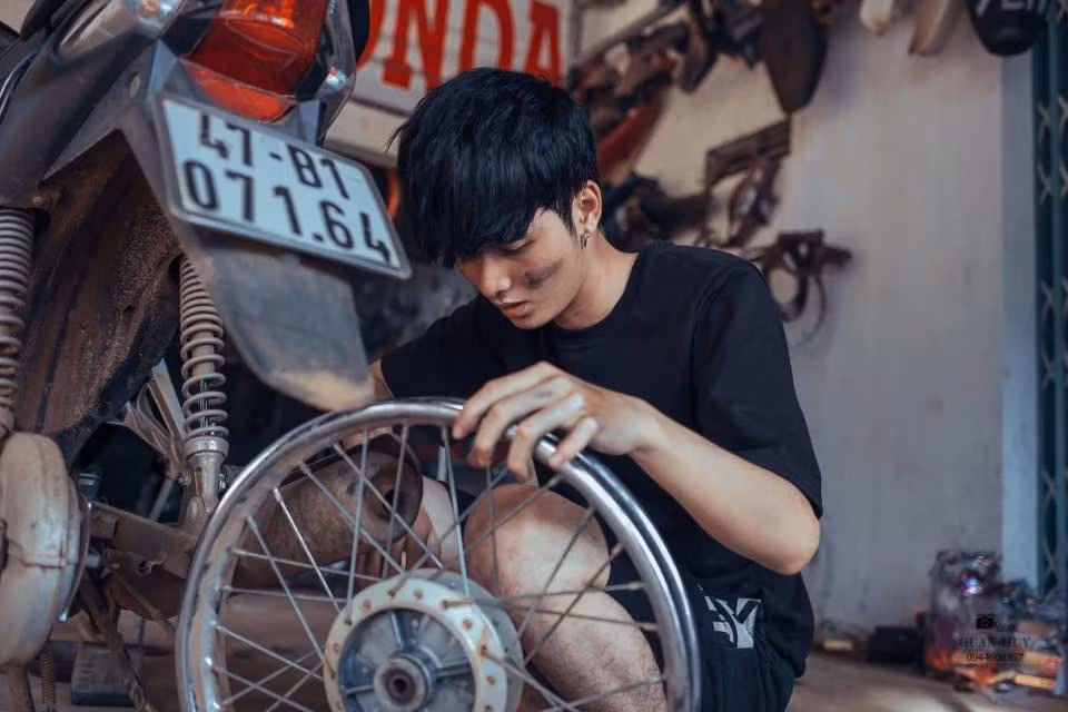 Dù chỉ xuất hiện trong 7 tấm ảnh nhưng chừng đó là quá đủ để nhiều người tình nguyện chọc thủng xăm lốp xe để mang sửa và có dịp trò chuyện ngắm nhìn.