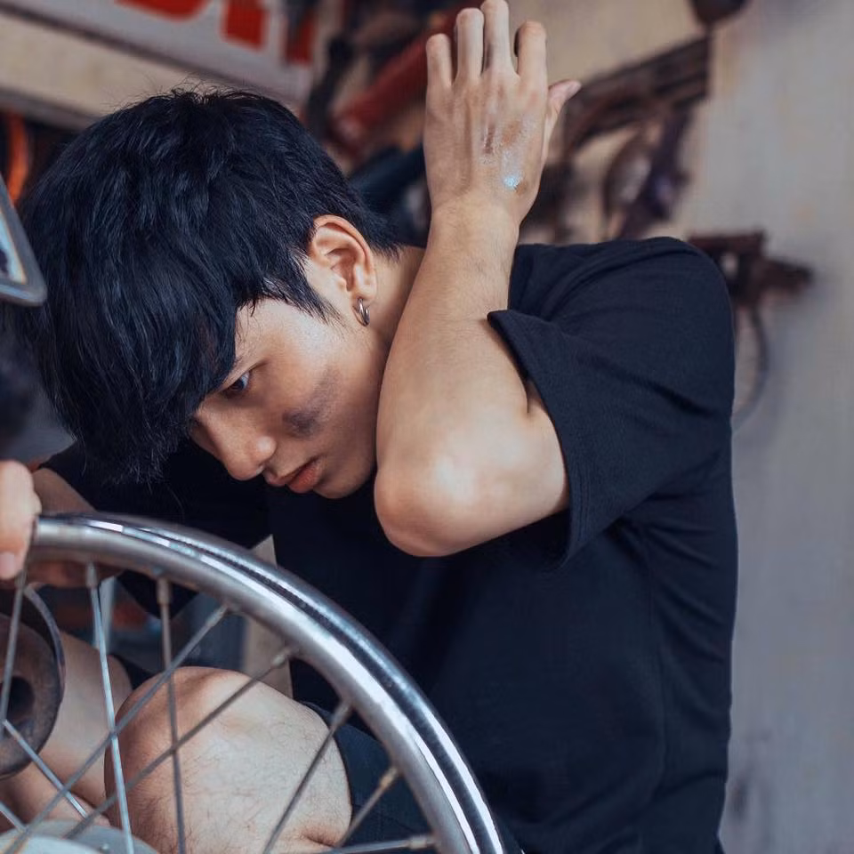Tuy nhiên, một số ý kiến vẫn cho rằng, bộ ảnh trai đẹp ngồi sửa xe của Phạm Ngọc Anh sẽ trở nên hoàn hảo hơn khi anh hóa trang luộm thuộc hơn chút nữa. Có nghĩa là bỏ đi đôi dép hàng hiệu hay trang phục phải rách rưới chút nữa.