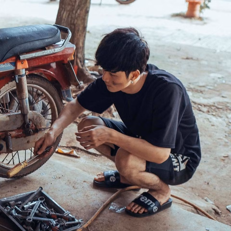 Ngay sau khi những bức ảnh của anh chàng đẹp trai ngồi sửa xe máy, dân mạng bắt đầu bủa vây mọi ngóc ngách trên mạng xã hội để tìm kiếm thông tin của nhân vật chính và đã sớm có kết quả, đó là Phạm Ngọc Anh - một mẫu ảnh chuyên nghiệp tại Buôn Ma Thuột.