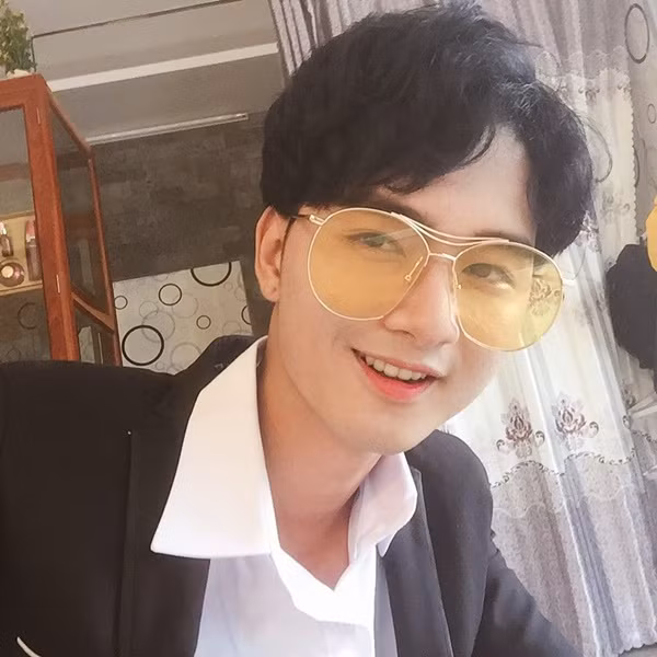 Nhưng đôi lúc, Phạm Ngọc Anh cũng tự biến hóa mình thành lãng tử với sơ mi trắng, tóc bổ luống. Ảnh sử dụng trong bài: Facebook nhân vật.