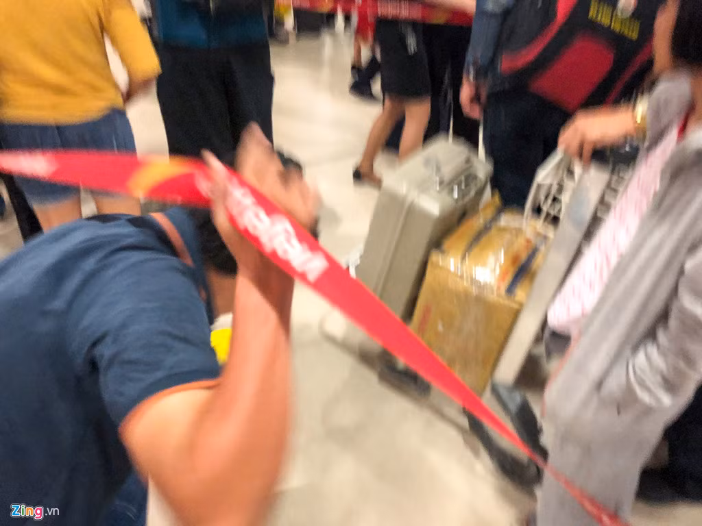 Không thể chờ đến lượt làm thủ tục check-in do có quá đông người xếp hàng, một hành khách đã được nhân viên hãng bay cho "vượt rào" khi chuyến bay đã sát giờ cất cánh.
