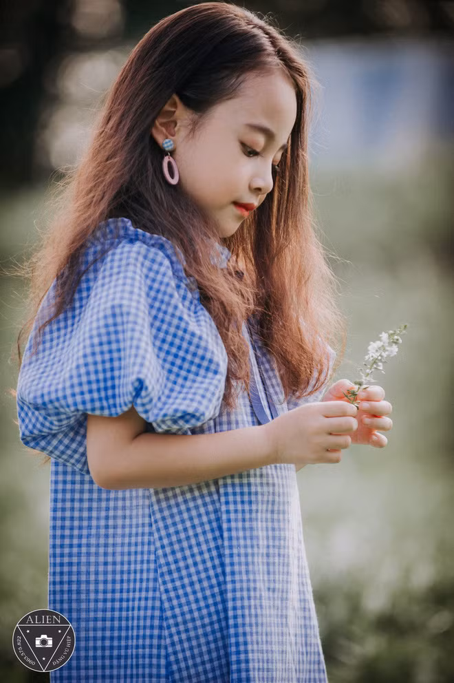 Nếu như nhiều người mẫu nhí khác thường có cách tạo dáng giống người lớn, quần áo cũng "dừ" hơn so với tuổi thật thì Bảo Vy lại tạo được thiện cảm nhờ chính sự gần gũi, hồn nhiên đúng với lứa tuổi của mình.