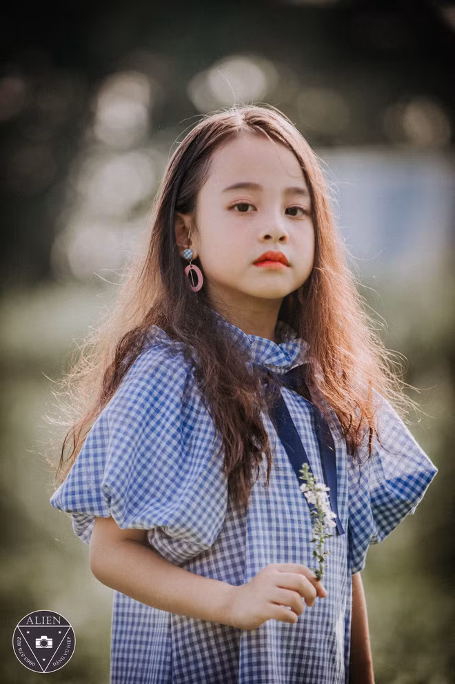 Theo Đặng Vũ Hiệp, nhiếp ảnh "ruột" của gia đình Bảo Vy chia sẻ rằng ngoài đời Vy là một cô bé đáng yêu với nhiều biểu cảm tự nhiên.