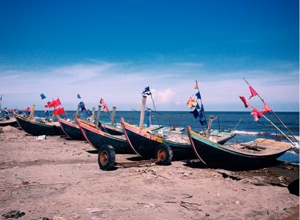 Còn gì bằng với việc đón những ánh nắng đầu tiên ở nhà thờ đổ Hải Lý, Hải Đậu hay khám phá Phú Nhai là nhà thờ lớn nhất Đông Nam Á.