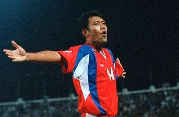 Worrawoot Srimaka trở thành chân sút tốt thứ hai lịch sử AFF Cup. Cầu thủ người Thái Lan đã có 15 bàn thắng trong suốt hành trình của mình tại giải đấu hấp dẫn nhất Đông Nam Á này.