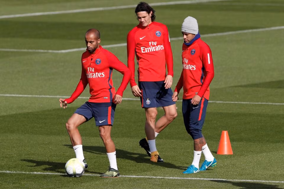 Lucas Moura nên chuyển đến Arsenal: Sau khi Mbappe và Neymar cập bến sân Công viên các Hoàng tử, Lucas Moura có rất ít cơ hội ra sân để thể hiện khả năng. Trong bối cảnh PSG đang muốn đưa Alexis Sanchez về thế chỗ Cavani trên hàng công, Moura có thể chia tay đội bóng nước Pháp để chuyển sang sân Emirates.