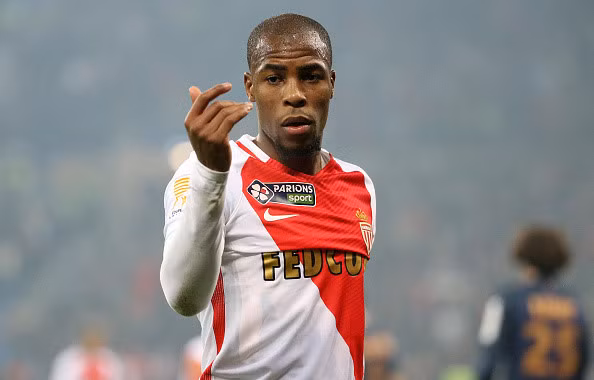 Hậu vệ phải Djibril Sidibe (Monaco – 1992) là sự thay thế hoàn hảo cho vị trí của Bacary Sagna nơi hậu vệ cánh của đội tuyển Pháp. Sở hữu thể hình cao lớn nhưng Sidibe lại không hề chậm chạp, vụng về. Sao mai thuộc biên chế Monaco có thể xuyên thủng hàng phòng ngự đối phương bằng những pha leo biên, rê bóng ở tốc độ cao. Ảnh: Daily Express