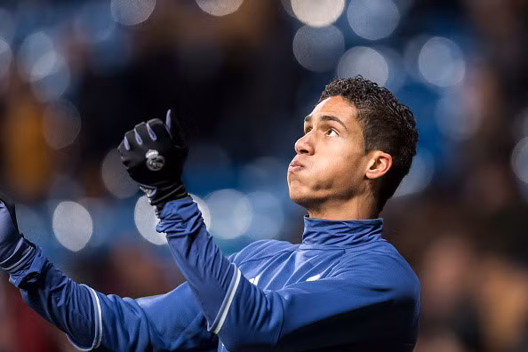 Chấn giữ vị trí then chốt trước khung thành dàn sao 9X đội tuyển Pháp là Raphael Varane. Ngôi sao đang chơi cho Real Madrid thể hiện sự đĩnh đạt khi được tiếp xúc với môi trường bóng đá đỉnh cao từ khi còn là một cầu thủ tuổi teen. Ảnh: AS