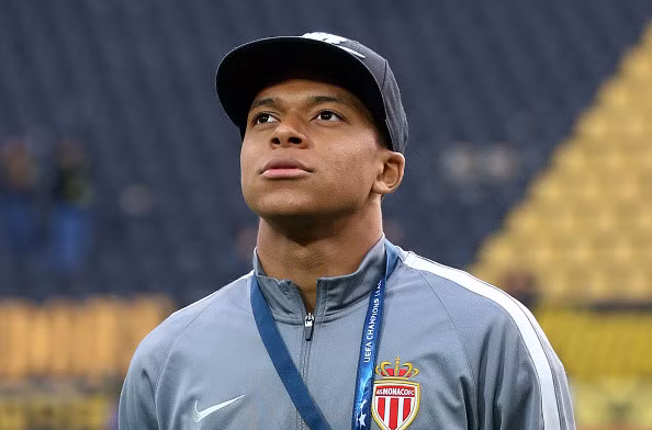 Sau Anthony Martial, Monaco tiếp tục sản sinh ra một “sát thủ trẻ tuổi” khiến bóng đá châu Âu phải dậy sóng đó là Kylian Mbappe. Thậm chí, Mbappe còn làm tốt hơn rất nhiều so với những gì bản hợp đồng của MU làm được ở tuổi 18. Ảnh: AS
