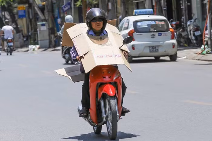 Mặc dù mới chỉ là đầu mùa hè, tuy nhiên nhiệt độ của các tỉnh thuộc miền Bắc đã lên đến mức hơn 40 độ C và cũng vì thế việc ra đường của người dân cũng bị ảnh hưởng. Đa phần nhiều người thường tránh việc phải ra đường vào những khung giờ nắng nóng đỉnh điểm và họ cũng nghĩ ra đủ mọi cách độc đáo để chống nắng.