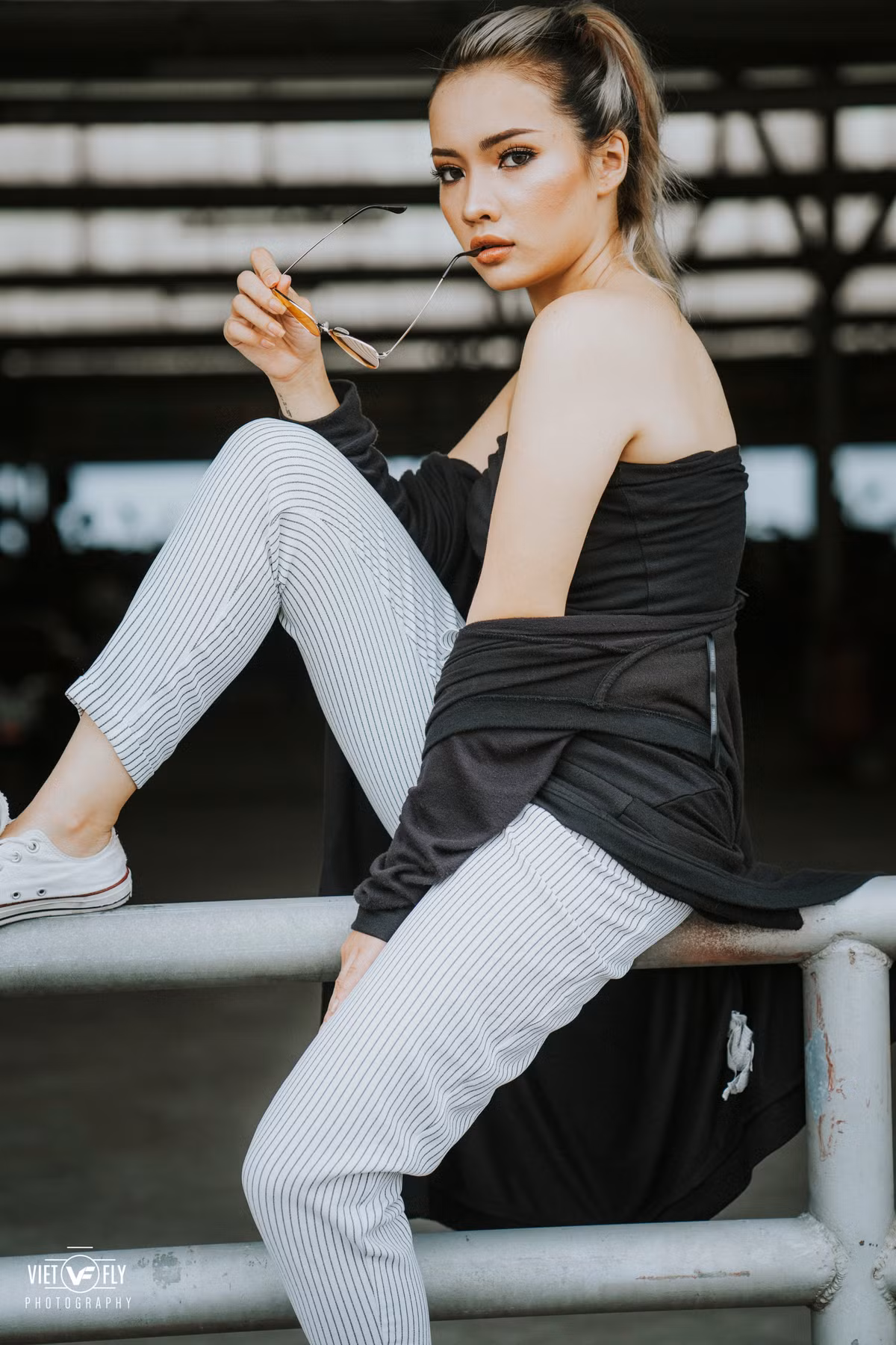 Sau một năm bận rộn với những cuộc thi chuyển cấp và thực hiện những hành trình dang dở của mình, Kamila Nguyễn đã trở lại bằng bộ ảnh cực đẹp mang hơi hướng hiện đại nhưng không kém phần quyến rũ của mình.