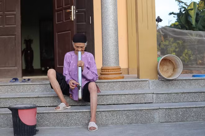Bộ ảnh về một cụ bà 93 tuổi mới đây đang gây chú ý trên mạng xã hội. Không phải đơn giản, nhẹ nhàng như những bộ ảnh khác, cụ bà này liên tục tạo dáng phá cách so với tuổi tác.