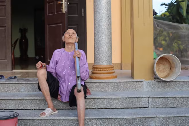 Trong những bức hình của mình, cụ bà vào vai với những dáng rất "teen" như cầm điện thoại chu môi chụp hình tự sướng, ngồi hút thuốc lào hay thậm chí gục đầu xuống bàn bên những lon bia khiến nhiều người vô cùng hứng thú.