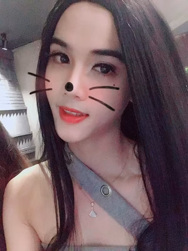 'Hồi nhỏ cũng thấy mình lạ lạ, mà không dám thổ lộ cho ai, cứ nghĩ chỉ có mình như vậy nên sợ kể cho người thứ 2 biết họ cười. Gia đình thì kỳ thị ra mặt nên mình chưa dám công khai. Mỗi lần bố mẹ phát hiện mình là viện lý do là tham dự hội thi ở trường hoặc làm mẫu cho đứa bạn. Có mấy tấm lộ rõ là nữ thì bố mẹ có to tiếng và cấm tiệt việc chơi với người đồng tính…' - Thái tâm sự.